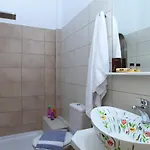 מלון דירות Niriides 3*